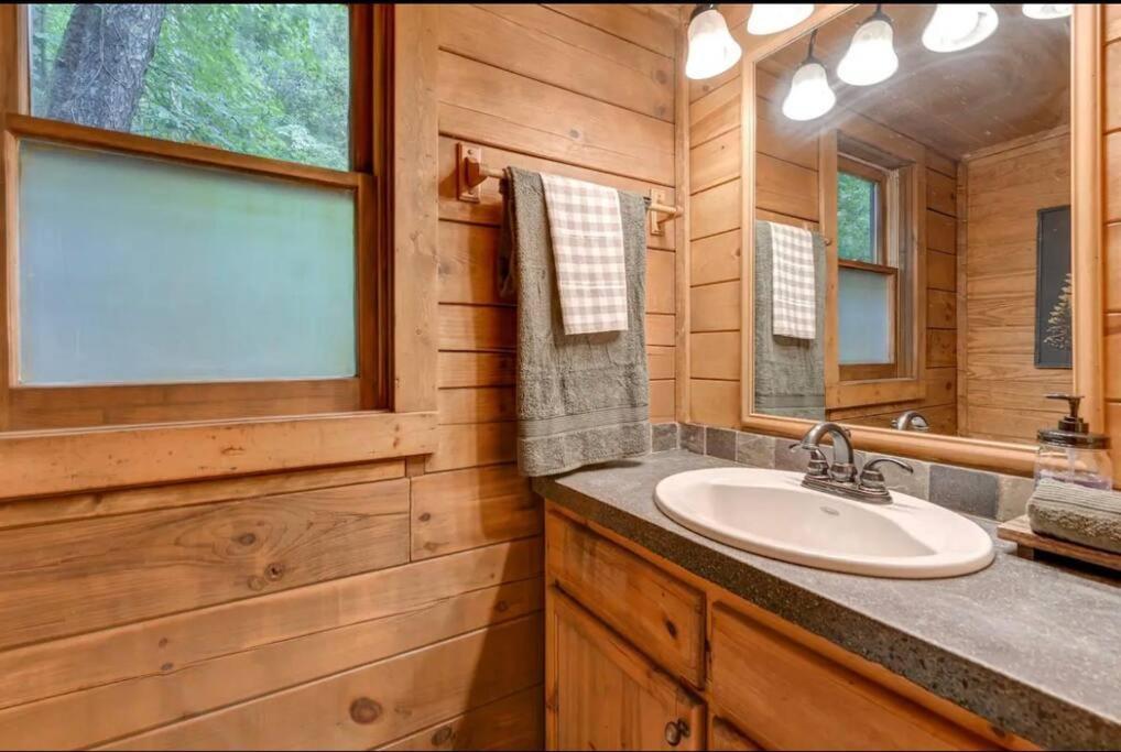 Cozy Creekside Cabin Waynesville Exterior foto